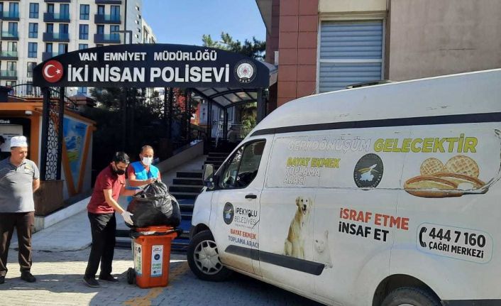 Van polisinden ‘4 Ekim Hayvanları Koruma Günü’ etkinliği