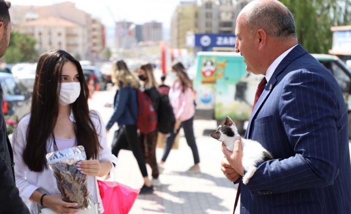 Yahşihan’da sokak hayvanları için mama dağıtıldı