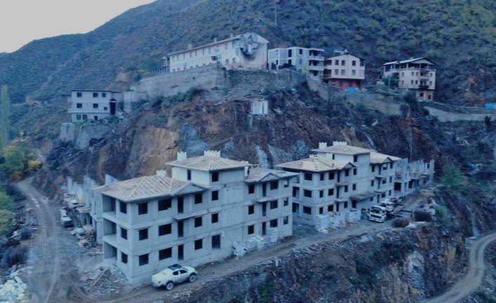 Yangında 42 ev ve 64 ahırın kül olduğu Dereiçi köyünde AFAD konutları yükseliyor