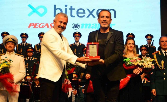 Yangınzedelere destek için Haluk Levent ve Rus Kızılordu Korosundan konser