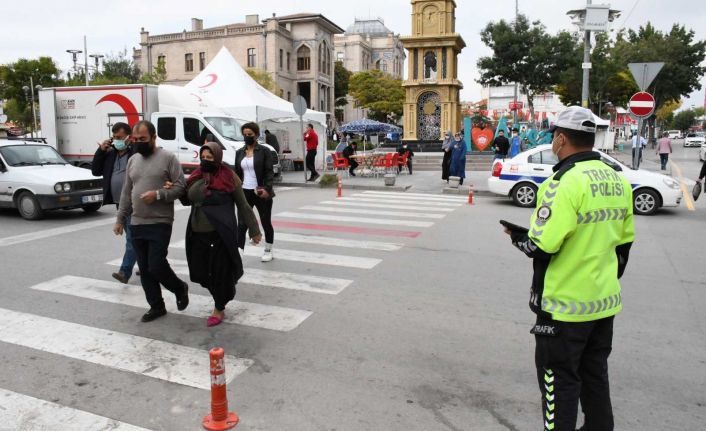 Yayaya yol vermeyen 20 sürücüye 13 bin 40 TL ceza kesildi