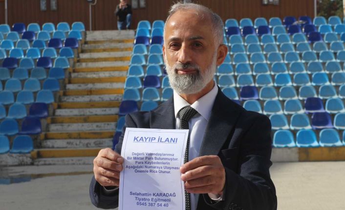 Yerde bulduğu paranın sahibini kapı kapı arıyor