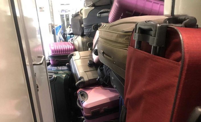 YHT’de valiz yoğunluğu yüzünden 1,5 saat ayakta yolculuk yaptı