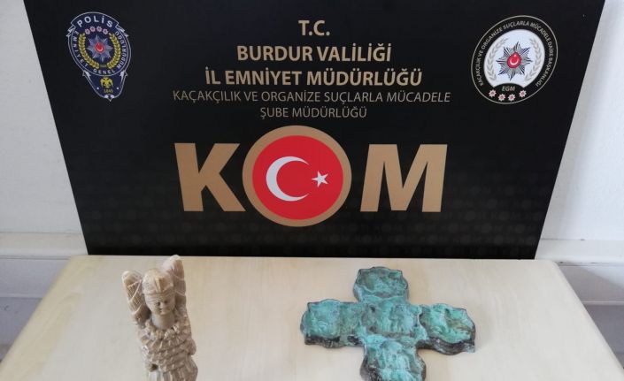 Yol kontrolünde durdurulan araçtan tarihi eserler çıktı