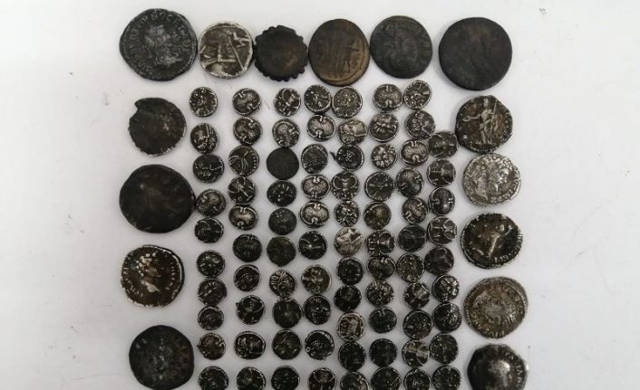 Yolcunun üzerinde Roma dönemine ait 102 adet gümüş sikke ele geçirildi