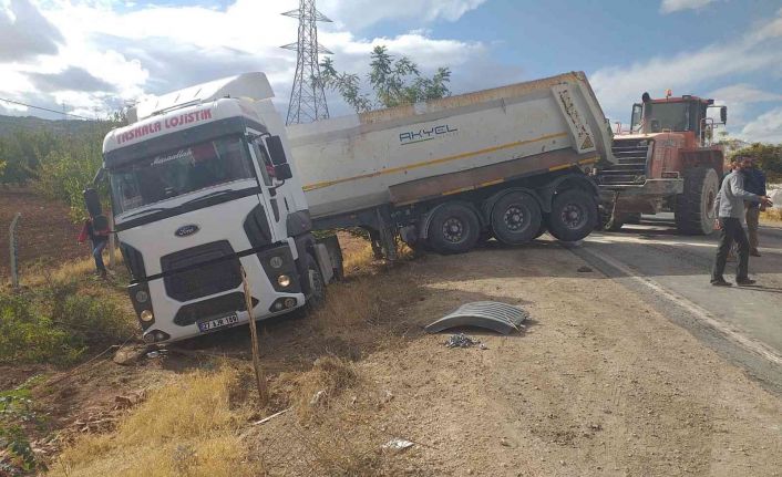 Yoldan çıkan tır vinç yardımıyla çıkarıldı