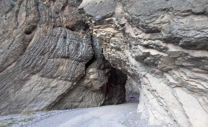 Yöre halkının ’Dünya büzüğü’ ismini verdiği yol görüntüsü ile dikkat çekiyor