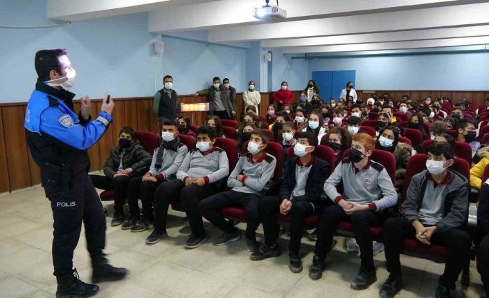 Yüksekova polisi 6 bin öğrenciye ders vererek büyük bir başarıya imza attı