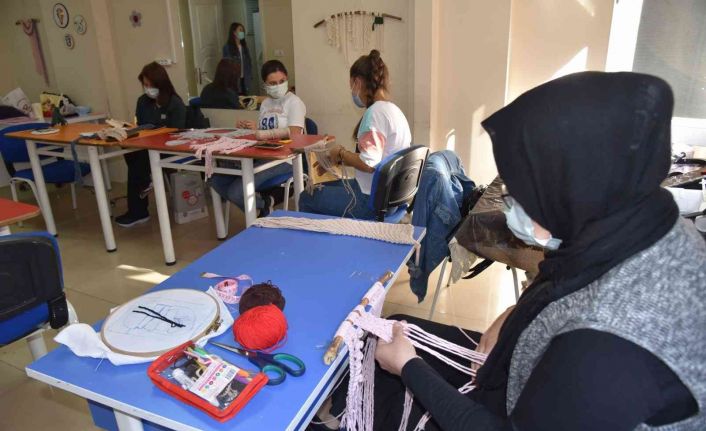 Yunusemreli kadınlar el sanatlarını öğreniyor