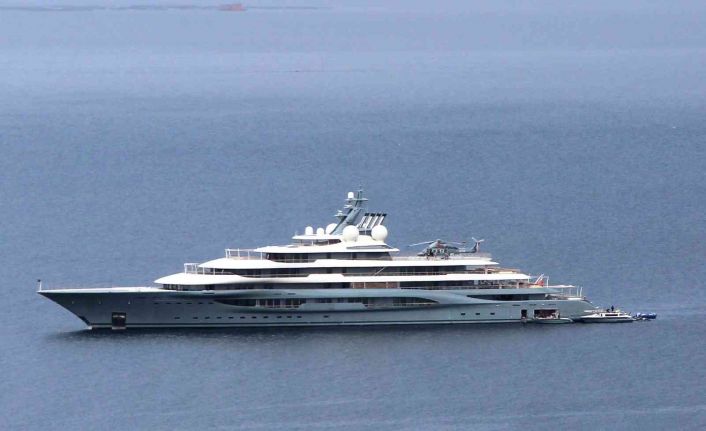 Yüzen saray “Flying Fox” Bodrum’a demir attı, içerisindekiler merak konusu oldu