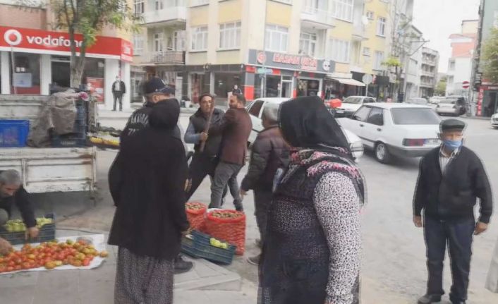 Zabıtayı görünce eline aldığı sopayla diğer seyyar satıcının üzerine yürüdü