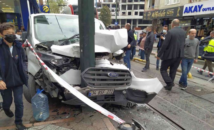 Zeytinburnu’nda tramvay yoluna girmeye çalışan araçla tramvay çarpıştı: Kaza anı kamerada