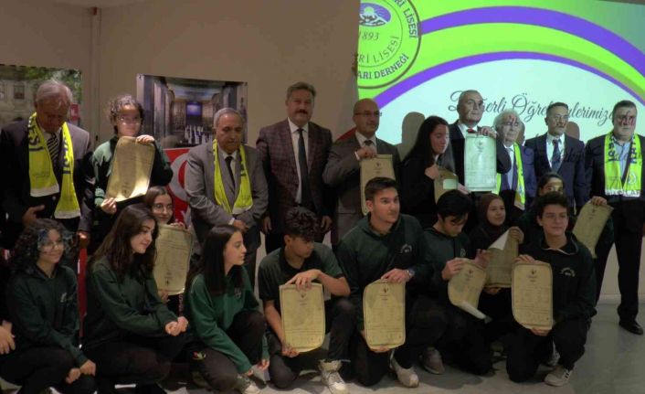 100 yıl sonra gelen mezuniyet töreninde diplomalar gözyaşları ile verildi