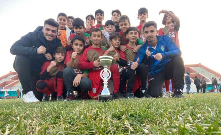 1308 Osmaneli Belediyespor U10 futbol takımı turnuvadan kupayla döndü