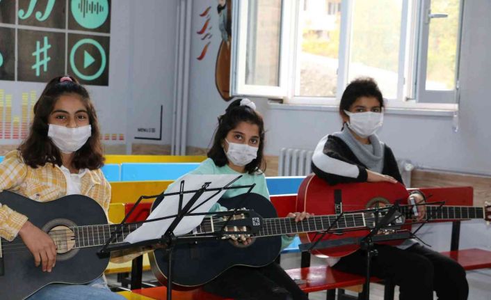 1 Yıl önce açtıkları müzik sınıfı konservatuar gibi öğrenci yetiştirmeye başladı