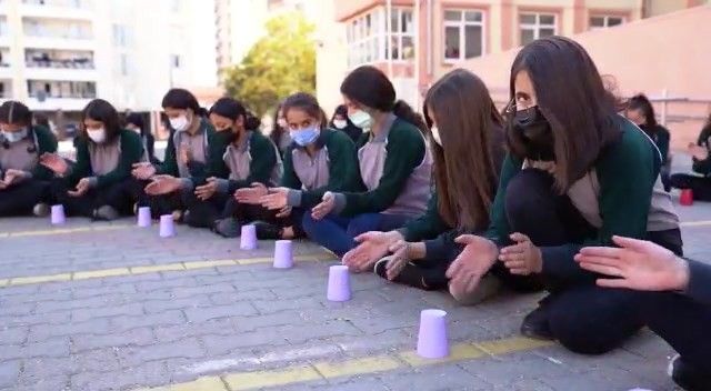 200 öğrenci bardak ritmi ile ‘Uzun İnce Bir Yoldayım’ türküsünü seslendirdi