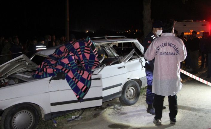 250 metre zikzaklar çizen otomobil park halindeki araca çarptı: 1 ölü, 3 yaralı