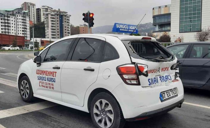 2 aracın karıştığı kazada maddi hasar meydana geldi