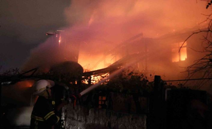 2 katlı ahşap ev alev alev yandı