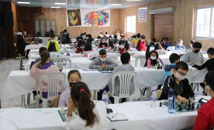 300 genç beyin satrançta yarışıyor