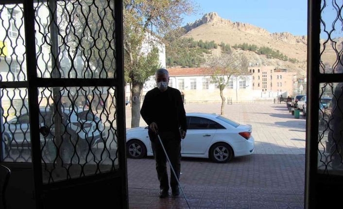 32 yıldır görme engelli olan Riyad öğretmen öğrencilerine ilham kaynağı oluyor