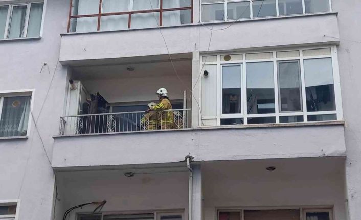3 yaşındaki çocuk, doğal gaz kombisine dayalı kanepeyi yaktı: Vatandaşlar film izler gibi seyretti