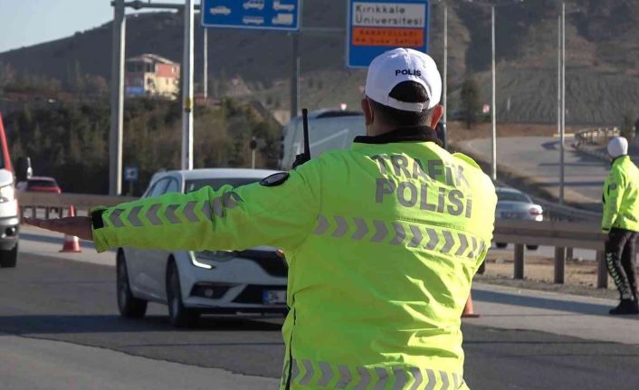 43 ilin geçiş güzergahında ’emniyet kemeri’ denetimi: Araçlar tek tek duruldu