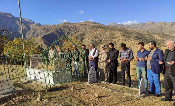 4 teröristi öldürdüğü çatışmada şehit olan güvenlik korucusu, mezarı başında anıldı