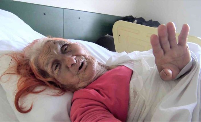 5 Gün sonra İHA muhabirinin bulduğu yaşlı kadın yaşama tutunmaya çalışıyor