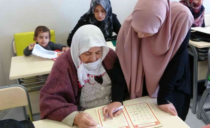 65 yaşındaki Türkan teyze ölen eşi için Kur’an-ı Kerim öğreniyor