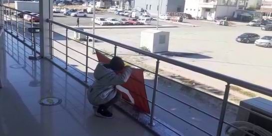 6 yaşındaki kızın bayrak sevgisi: Ters dönen Türk bayrağını önce düzeltti sonra öpüp alnına koydu