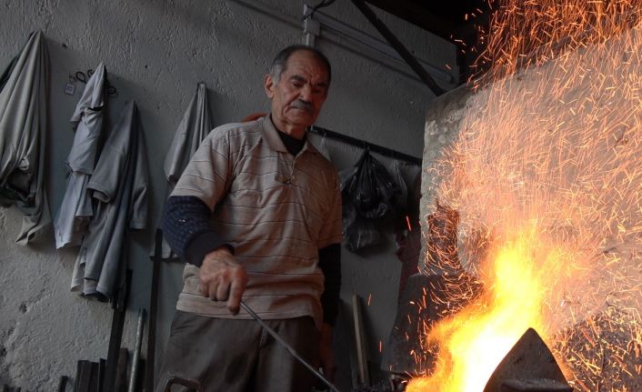 70 yıldır demire sanatını işliyor