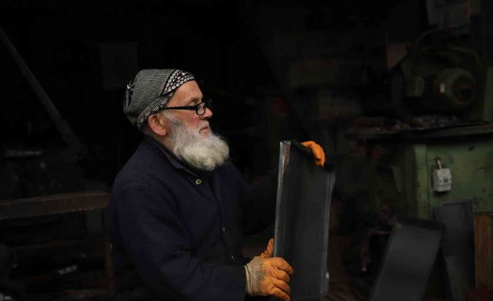 75 yaşındaki soba ustası unutulmaya yüz tutmuş mesleğini yaşatmaya çalışıyor