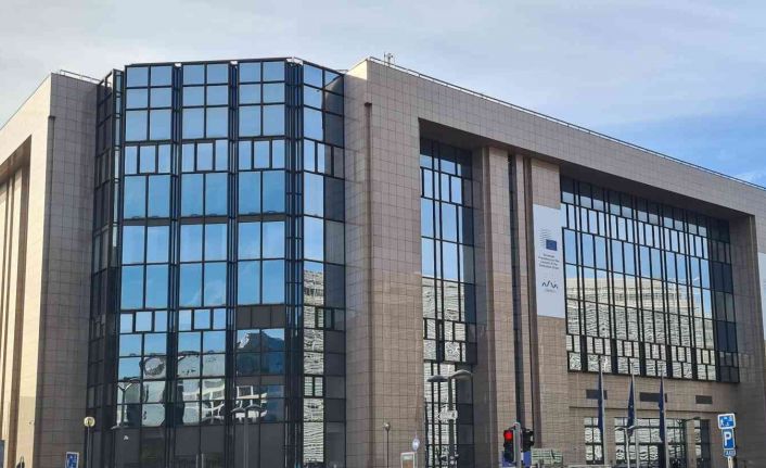 AB, yeni atanan 4 Suriyeli bakanı kara listeye aldı