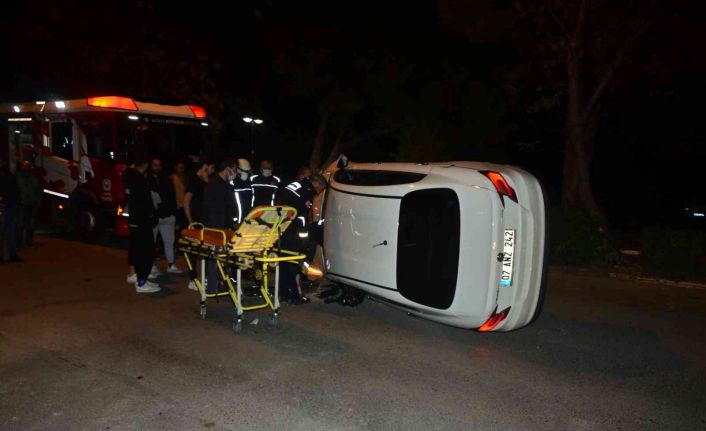 Ağaca çarpıp yan yatan araçtaki sürücü yaralandı