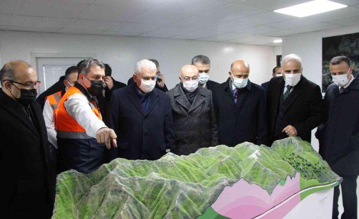 AK Parti Genel Başkanvekili Binali Yıldırım Yeni Zigana Tüneli inşaatında incelemelerde bulundu