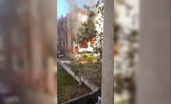Alev alev yanan daire, bina sakinlerine korku dolu anlar yaşattı