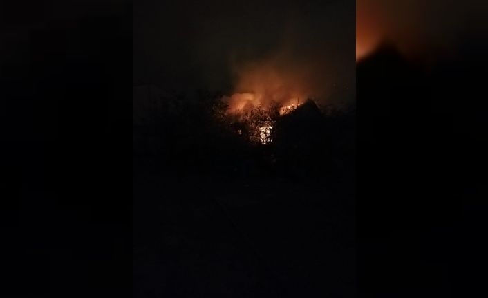 Alev alev yanan ev kullanılamaz hale geldi