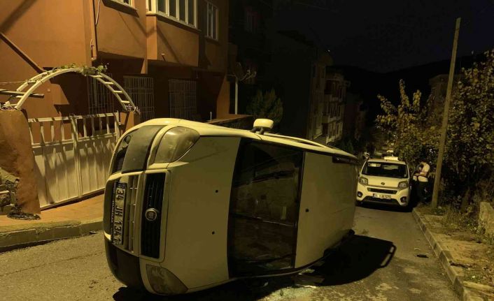 Alkollü sürücünün kullandığı otomobil önce rögar kapağına çarptı sonra devrildi: 1 yaralı