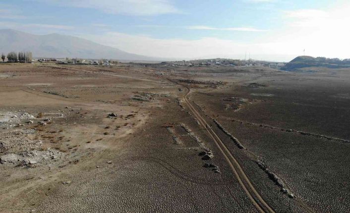 Alparslan-1 Barajı’nın suyu çekilince mezarlık ve yapılar ortaya çıktı