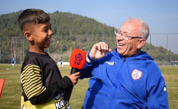 Altınordu Başkanı Özkan’ın altyapı öğrencisiyle renkli röportajı gülümsetti