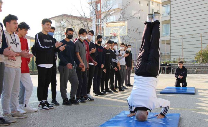 Amasyalı Nadir öğretmen 41 yıldır aynı okulda görev yapıyor