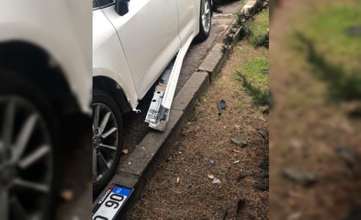 Ankara’da köpekler bir kediyi yakalamak için arabanın tamponunu parçaladı: Olay anları kamerada