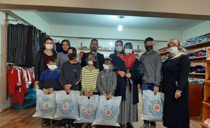 Anne ile babaları tarafından terk edilen okul çağındaki çocuklara şefkat eli