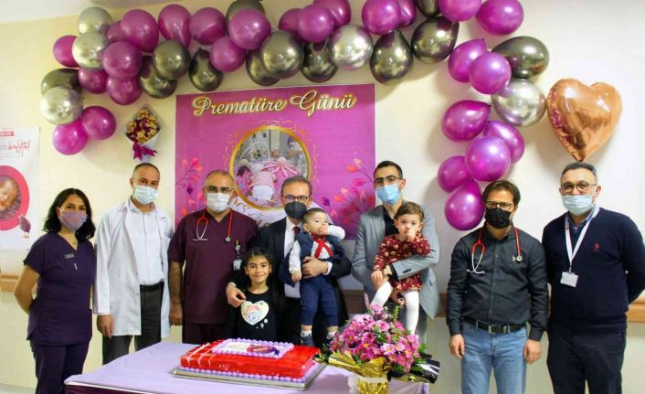 Anne karnında geçirmeleri gereken dönemi orada geçiriyorlar