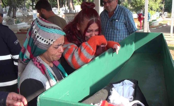 Antalya’da babasının darp etmesi sonucu öldüğü iddia edilen minik Elif, toprağa verildi