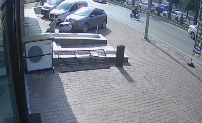 Antalya’da kaza yapan motosiklet sürücüsü otomobilin altında kalmaktan kıl payı kurtuldu