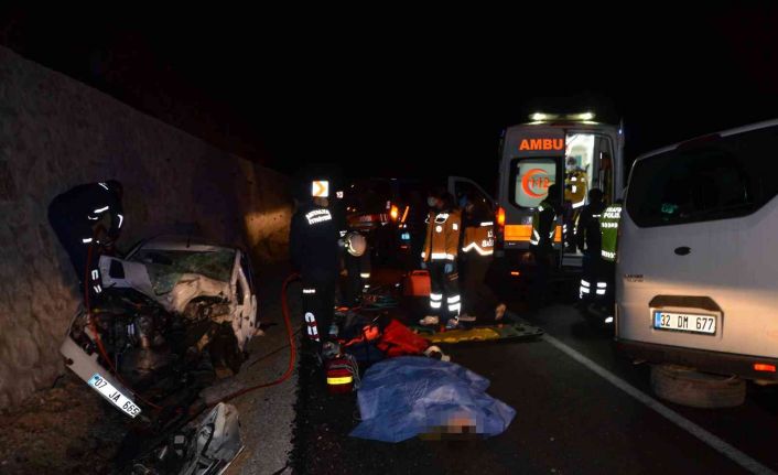 Antalya’da otomobil ve minibüs kafa kafaya çarpıştı; 1 ölü, 2 yaralı