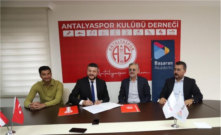 Antalyaspor, altyapı sporcularına İngilizce eğitimi için protokol imzaladı