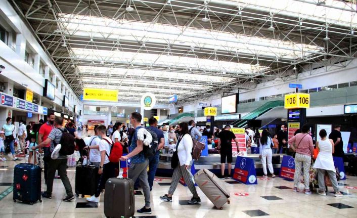 Antalya’ya son 1 ayda havayolu ile 1 milyon 545 bin turist geldi